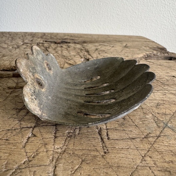 Vintage Metal Soap Dish Wall Mount Scalloped Feminine Patina Rustic Salvage - Picture 6 of 11
